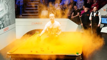 Polvo naranja sobre la mesa en el Mundial de snooker