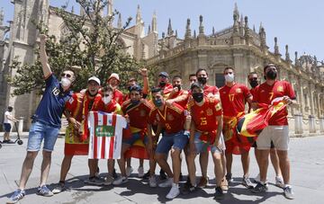 Las calles de Sevilla vibran con los seguidores españoles y suecos que verán esta noche el debut de sus selecciones.