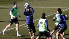 GRA075. MADRID, 24/01/2017.- El delantero del Real Madrid Karim Benzema (2i), durante el entrenamiento que la plantilla ha realizado hoy en Valdebebas para preparar el partido de vuelta de los cuartos de final de la Copa del Rey, que disputar&aacute;n ma&ntilde;ana frente al Celta en Bala&iacute;dos. EFE/Zipi