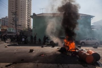 Primera protesta contra el Mundial de fútbol Brasil 2014 registrada en Sao Paulo. en el día en que comienza la competición. Cerca de 150 hombres de la Tropa de Choque de la Policía Militarizada del estado de Sao Paulo dispersaron a un grupo de 50 manifestantes.