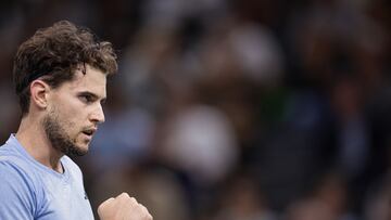 El tenista austriaco Dominic Thiem celebra un punto durante su partido ante Stan Wawrinka en el Masters 1.000 de París