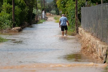 La calle inundada por las lluvias en Les Cases d'Alcanar, Tarragona, Catalunya (España). 