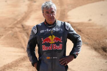 El piloto español de Audi, Carlos Sainz, pensativo después de su accidente durante la Etapa 6 del Dakar 2023 entre Ha'il y Al Duwadimi.