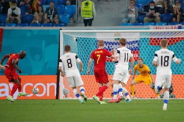Imagen del gol anulado por el VAR a Romelu Lukaku por fuera de juego.