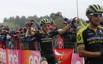 Esteban Chaves celebra en el podio del Giro de Italia en su segunda victoria de etapa en sus participaciones en la competencia.