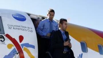 <b>AL SOL. </b>Tamudo y Luis García se reencontraron con el sol al llegar al aeropuerto de Almería. Hoy serán titulares.