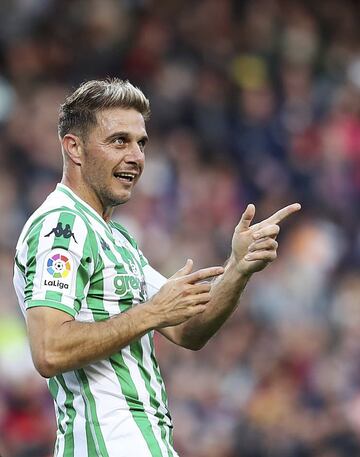 542 partidos desde 2001 hasta hoy. Con el Real Betis Balompié (327), Valencia CF (158), Málaga CF (57), actualmente sigue en activo y sumando partidos.