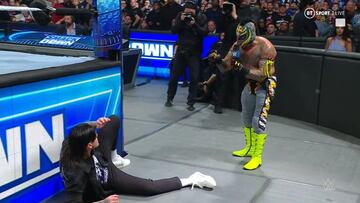 Momento en que Rey Mysterio acepta el reto de su hijo para Wrestlemania.