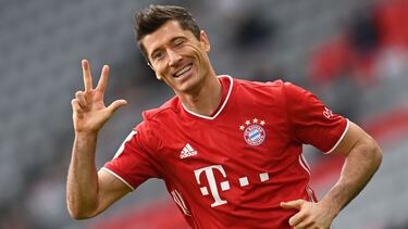 Soccer Football - Bundesliga - Bayern Munich v Eintracht Frankfurt - Allianz Arena, Munich, Germany - October 24, 2020 Bayern Munich's Robert Lewandowski celebrates scoring their third goal to complete his hat-trick Pool via REUTERS/Christof Stache D