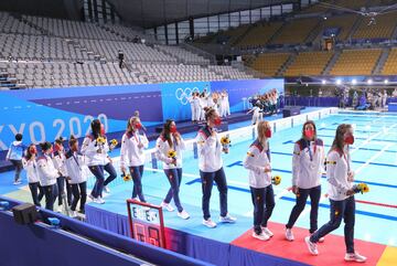 Las españolas salen del podio tras recibir la medalla de plata.