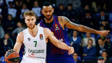 Walkup y Hanga luchan por un balón durante el partido