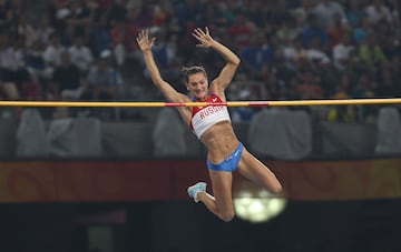 La exatleta rusa ostenta el récord mundial absoluto (5.06 metros) y olímpico (5.05 metros) desde 2009 y 2008, respectivamente, en salto de pértiga. Una modalidad que ella misma hizo popular y que le consolidó como el rostro femenino del atletismo mundial. En sus participaciones en los Juegos Olímpicos, ganó tres medallas, dos de oro en Atenas 2004 y Beijing 2008 y una de bronce en Londres 2012. 