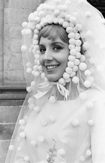 Divertida imagen de Concha Velasco durante el rodaje de la película "El arte de no casarse" de 1965. 
 