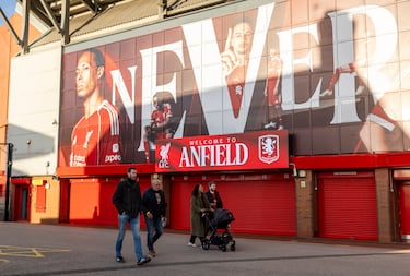 Más allá de los murales artísticos, el Liverpool exalta en las fachadas de Anfield a sus figuras contemporáneas. Este es uno de los accesos a la mítica grada de The Kop, con el capitán Van Dijk en primer plano.