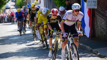 UAE Team Emirate - XRG team's Slovenian rider Tadej Pogacar (R) cycles ahead of Team Visma - Lease a bike team's Danish rider Jonas Vingegaard and Alpecin - Deceuninck team's Dutch rider Mathieu van der Poel wearing the overall leader's yellow jersey (L) in the ascent of Rampe Saint-Hilaire during the 4th stage of the 112th edition of the Tour de France cycling race, 174.2 km between Amiens Metropole and Rouen, Northern France, on July 8, 2025. (Photo by Bernard PAPON / POOL / AFP)