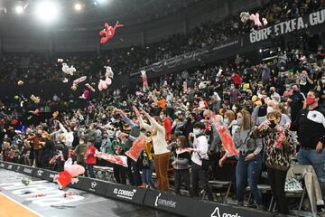 La pista del Bilbao Arena se llenó el día 19 de peluches en el descanso del encuentro ACB entre el Bilbao Basket y el Gran Canaria. Como viene siendo habitual en algunas canchas españolas por esas fechas, los aficionados tiraron muñecos y peluches que después serán repartidos entre los niños más desfavorecidos.