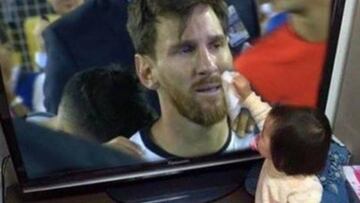 El montaje donde la ni&ntilde;a seca las l&aacute;grimas de Messi. 