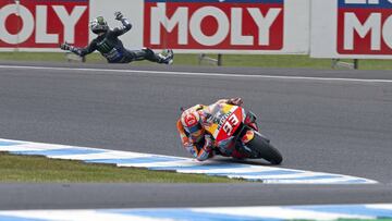 Maverick se cayó intentando seguir la estela de Márquez en la última vuelta.