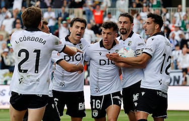 Tablas en la batalla de El Plantío con goles de Nsongo y Curro