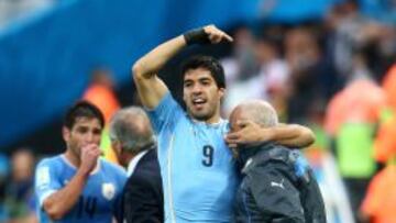 Luis Suárez celebra uno de los goles a Inglaterra con Walter Ferreira.