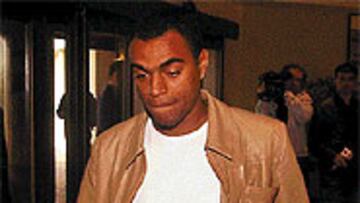 <B>PASÓ POR EL QUIRÓFANO.</b> Denilson, a su entrada a las 15:00 horas en la clínica Fremap de Sevilla antes de operarse.