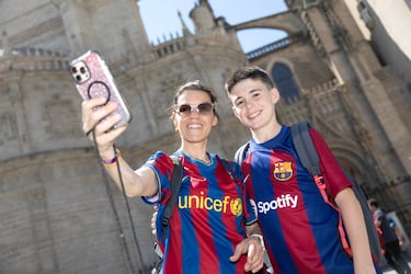 Aficionados del Barcelona y del Real Madrid disfrutan por las calles de Sevilla de las horas previas a la final de Copa. 