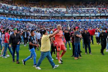 La novena jornada de la Liga MX tuvo que ser suspendida tras la batalla campal entre los hinchas del Atlas y de Querétaro. Según las autoridades hay 22 heridos, dos graves.