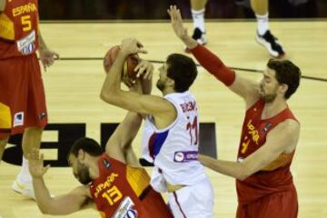 Serbia's forward Stefan Bircevic (C) vies with Spain's forward Pau Gasol (R) and Spain's centre Marc Gasol during the 2014 FIBA World basketball championships group A match Serbia vs Spain at the Palacio Municipal de Deportes in Granada on September 4, 2014.   AFP PHOTO/ JAVIER SORIANO
