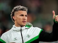 Nelson Deossa of Real Betis shows appreciation to fans during the UEFA Europa League 2025/26 League Phase MD8 match between Real Betis and Feyenoord at La Cartuja Stadium in Seville, Spain, on January 29, 2026. (Photo by Jose Luis Contreras/NurPhoto via Getty Images)