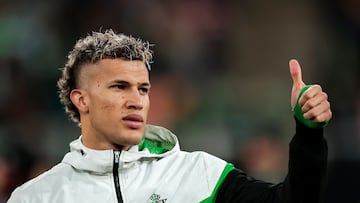Nelson Deossa of Real Betis shows appreciation to fans during the UEFA Europa League 2025/26 League Phase MD8 match between Real Betis and Feyenoord at La Cartuja Stadium in Seville, Spain, on January 29, 2026. (Photo by Jose Luis Contreras/NurPhoto via Getty Images)