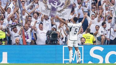 Jude Bellingham celebra un gol ante la afición del Real Madrid en el Bernabéu.