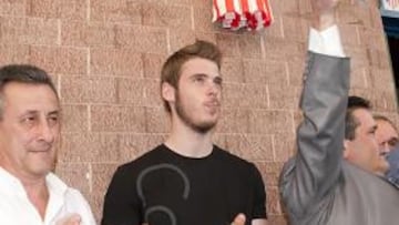 <b>AGASAJOS. </b>De Gea firmó infinidad de autógrafos antes de posar con los peñistas. Estampó sus manos y descubrió la placa que bautizaba a su peña.