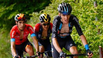 Mikel Landa, junto a Bardet y Carapaz, en la ascensi¨®n al Blockhaus.