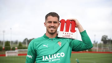 13-09-2023. RUBÉN YÁÑEZ, EN MAREO, CON EL TROFEO QUE LE ACREDITA COMO MEJOR JUGADOR DEL SPORTING EN EL MES DE AGOSTO, ELEGIDO POR LOS AFICIONADOS.