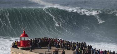 Olas de 20 metros para surfistas intrépidos en Nazaré