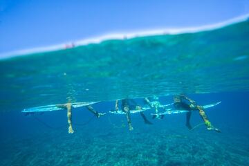 Varios surfistas esperan la serie de olas. 