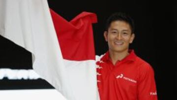 Rio Haryanto posa con la bandera de Indonesia.