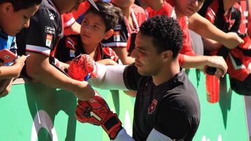 Esteban Alvarado firmando aut&oacute;grafos con Alajuelense