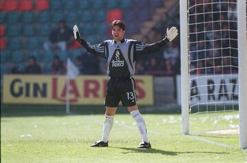 Formado en las categorías inferiores del equipo blanco, disputó muy pocos encuentros y se marchó cedido al Rayo Vallecano. Tras una segunda etapa sin éxito es traspasado al Málaga con mayor protagonismo. Fue convocado por la selección española de fútbol.