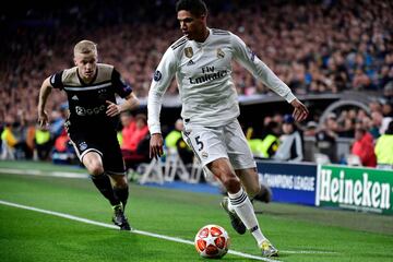 Donny van de Beek y Raphael Varane.