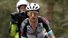 El ciclista brit&aacute;nico Simon Yates, durante la subida final a Valle Spluga-Alpe Motta en la vig&eacute;sima etapa del Giro de Italia 2021.