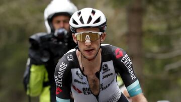 El ciclista brit&aacute;nico Simon Yates, durante la subida final a Valle Spluga-Alpe Motta en la vig&eacute;sima etapa del Giro de Italia 2021.