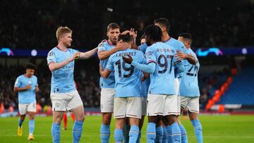 Los jugadores del City felicitan a Julián Álvarez por el 2-1.