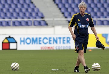 José Néstor Pékerman se fue de la Selección Colombia. El técnico argentino se va después de seis años, la clasificación a dos mundiales, descubrir nuevos talentos y figuras para el fútbol colombiano y el récord de partidos dirigidos con el equipo nacional. Acá unas imágenes para el recuerdo. ¡Gracias Profe!