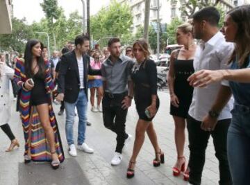 Antonella y Sofía (parejas de Messi y Luis Suárez) inauguran la boutique Sarkany en Barcelona