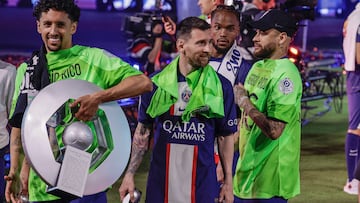 Paris (France), 03/06/2023.- Paris Saint Germain's Lionel Messi (C) interacts with Paris Saint Germain's Neymar Jr (R) as they leave the field after attending the French Ligue 1 trophy ceremony following the French Ligue 1 soccer match between Paris Saint Germain and Clermont Foot 63 in Paris, France, 03 June 2023. (Francia) EFE/EPA/CHRISTOPHE PETIT TESSON
