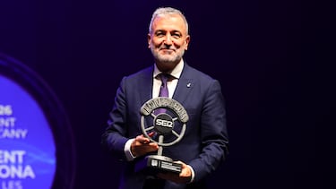 El alcalde Jaume Collboni sostiene el premio concedido al Ayuntamiento de Barcelona durante La Nit de la Ràdio, en una noche de reconocimientos y celebración.