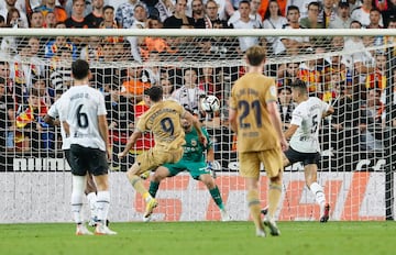 0-1. Robert Lewnadowski marca el primer gol en el minuto 93.