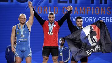 MAN02. Anaheim (United States), 03/12/2017.- Gold medal winner Arley Mendez Perez from Chile (C), silver medal winner Krzysztof Maciej Zwarycz from Poland (L) and bronze medal winner Antonio Pizzolato from Italy (R) celebrates on the winner podium for the men&#039;s 85kg weight class competition at the Weightlifting World Championships at the Anaheim Convention Center in Anaheim, California, USA, 03 December 2017. Perez also won the Snatch as well as the Clean and Jerk men&#039;s 85 kg class competition. Zwarycz also won silver in the Clean and Jerk. Pizzolato also one bronze in the Snatch.
  rk. Pizzolato also one bronze in the Snatch. (Polonia, Italia, Estados Unidos) EFE/EPA/MIKE NELSON