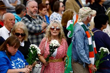 Cientos de personas de todas las edades han despedido a la cantante irlandesa en la localidad costera de Bray, al sur de Dublín. 